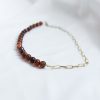 Collier Eye of Tiger – perles œil de tigre et chaîne dorée en acier inoxydable porté au cou