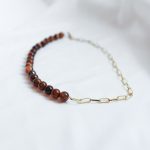 Collier Eye of Tiger – perles œil de tigre et chaîne dorée en acier inoxydable porté au cou