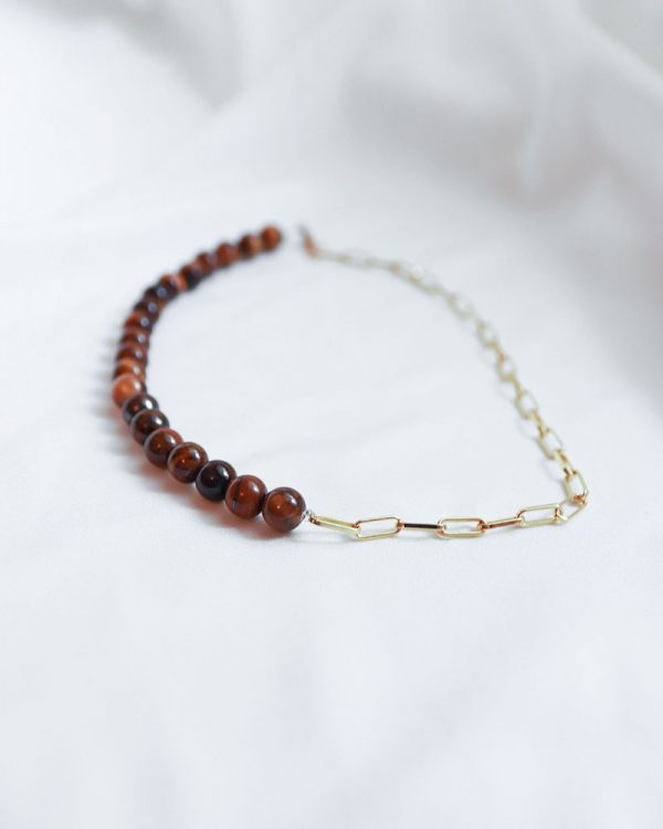 Collier Eye of Tiger – perles œil de tigre et chaîne dorée en acier inoxydable porté au cou