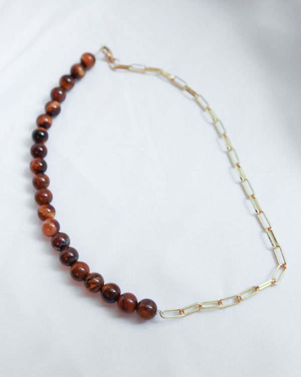 Collier Eye of Tiger – perles œil de tigre et chaîne dorée en acier inoxydable porté au cou