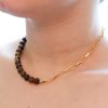 Collier Eye of Tiger – perles œil de tigre et chaîne dorée en acier inoxydable porté au cou