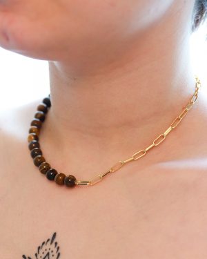 Collier Eye of Tiger – perles œil de tigre et chaîne dorée en acier inoxydable porté au cou