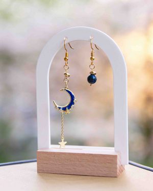 Boucles d’oreilles asymétriques Lunaria en acier inoxydable doré avec lune et zircon