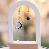 Boucles d’oreilles asymétriques Lunaria en acier inoxydable doré avec lune et zircon