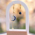 Boucles d’oreilles asymétriques Lunaria en acier inoxydable doré avec lune et zircon