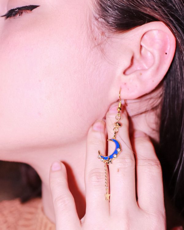 Boucles d’oreilles asymétriques Lunaria en acier inoxydable doré avec lune et zircon