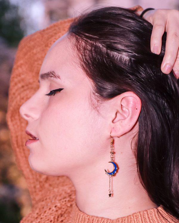 Boucles d’oreilles asymétriques Lunaria en acier inoxydable doré avec lune et zircon