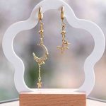Boucles d’oreilles asymétriques Nocturna – lune et étoile dorées en acier inoxydable