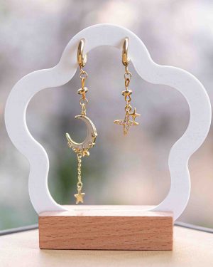 Boucles d’oreilles asymétriques Nocturna – lune et étoile dorées en acier inoxydable