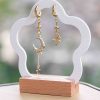 Boucles d’oreilles asymétriques Nocturna – lune et étoile dorées en acier inoxydable