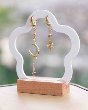 Boucles d’oreilles asymétriques Nocturna – lune et étoile dorées en acier inoxydable
