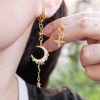 Boucles d’oreilles asymétriques Nocturna – lune et étoile dorées en acier inoxydable