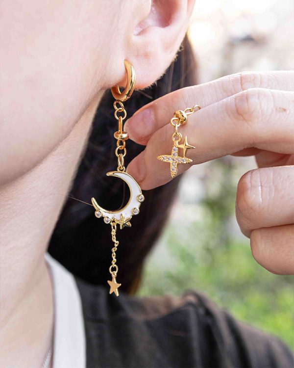 Boucles d’oreilles asymétriques Nocturna – lune et étoile dorées en acier inoxydable